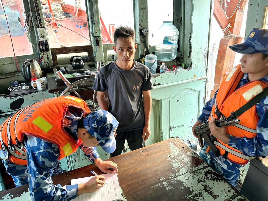Lực lượng chức năng Bộ Tư lệnh Vùng Cảnh sát biển 4 lập biên bản vụ việc đối với tàu cá vi phạm (Ảnh: Đức Thái).