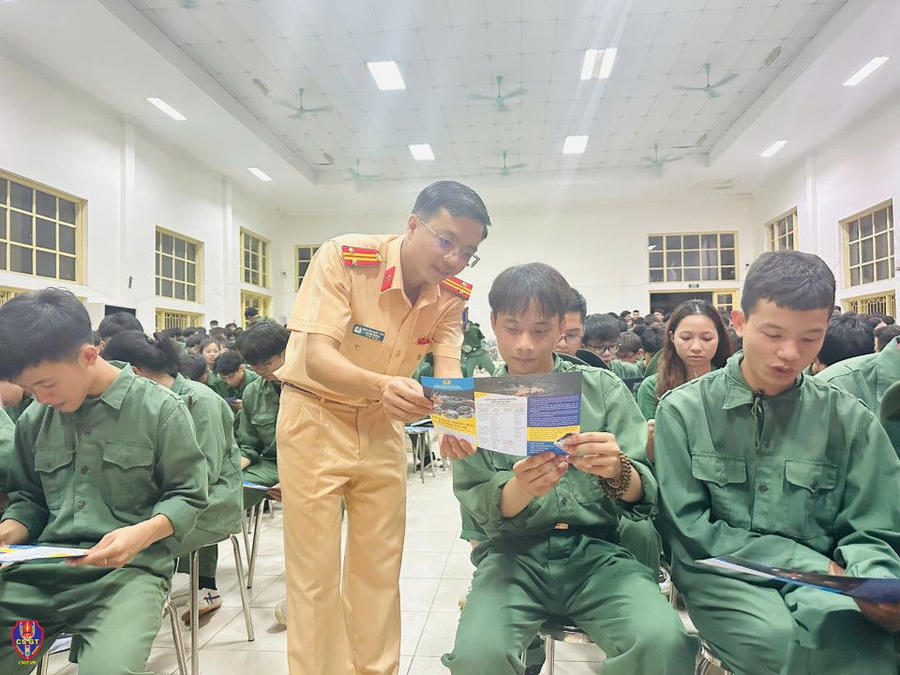 Cán bộ Cảnh sát giao thông phát tờ rơi tuyên truyền pháp luật về trật tự ATGT. (Ảnh: Cục CSGT)