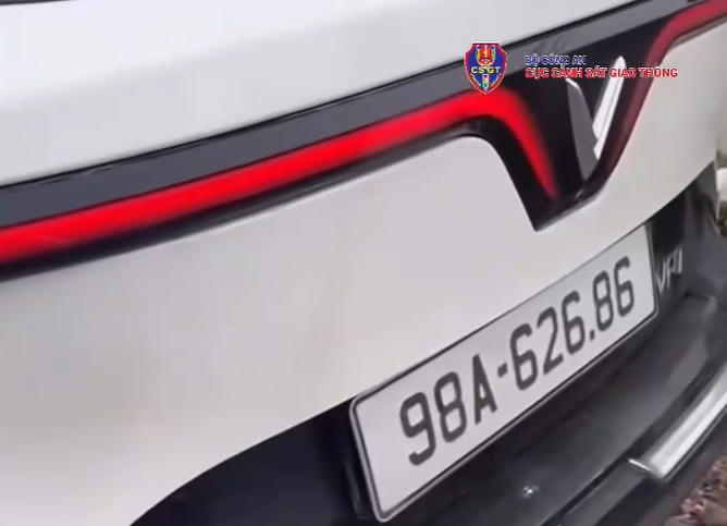 Tài xế chiếc xe VinFast VF7 màu trắng đang sử dụng biển số giả bị xử phạt số tiền 44 triệu đồng và trừ 10 điểm Giấy phép lái xe. Hình ảnh cắt từ clip.