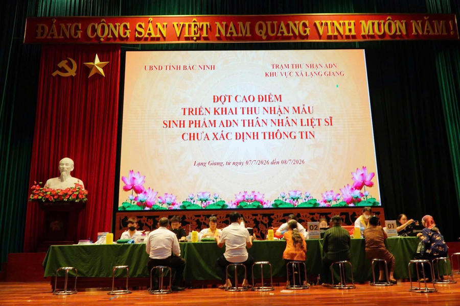 Lực lượng công an xã Tân Dĩnh cùng các phòng ban của Đảng uỷ, UBND xã Tân Dĩnh triển khai thu nhận mẫu sinh phẩm ADN thân nhân liệt sĩ.