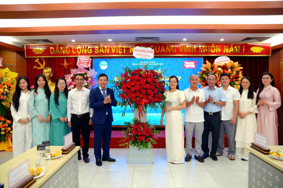 Tập thể phóng viên, biên tập viện chụp hình lưu niệm với tân Tổng biên tập.