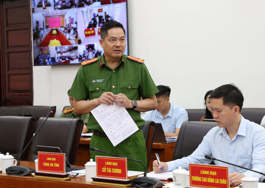 Đại diện lãnh đạo Công an tỉnh Lai Châu báo cáo tiến độ triển khai xây dựng trường phổ thông nội trú liên cấp Tiểu học và THCS trên địa bàn. (Ảnh: Laichau.gov.vn)