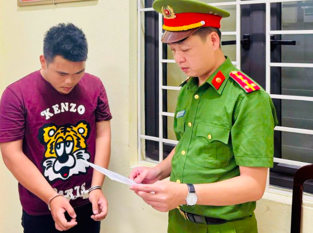 Cơ quan Cảnh sát điều tra Công an tỉnh Hưng Yên tống đạt các quyết định tố tụng đối với Hà Văn Bằng. Ảnh: CA Hưng Yên.