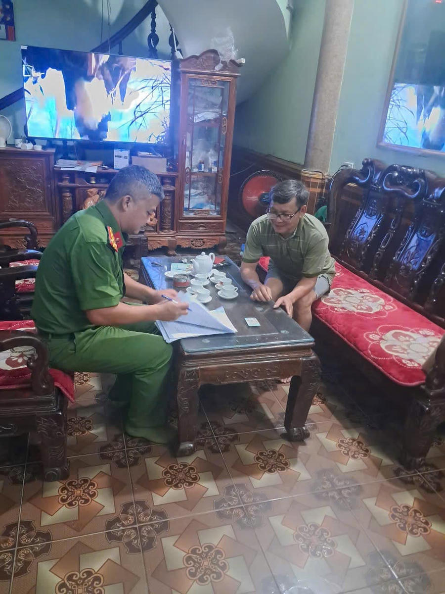 Lực lượng Công an xã đã xuống tận nhà để làm thủ tục thu nhận mẫu ADN từ thân nhân gia đình liệt sĩ.