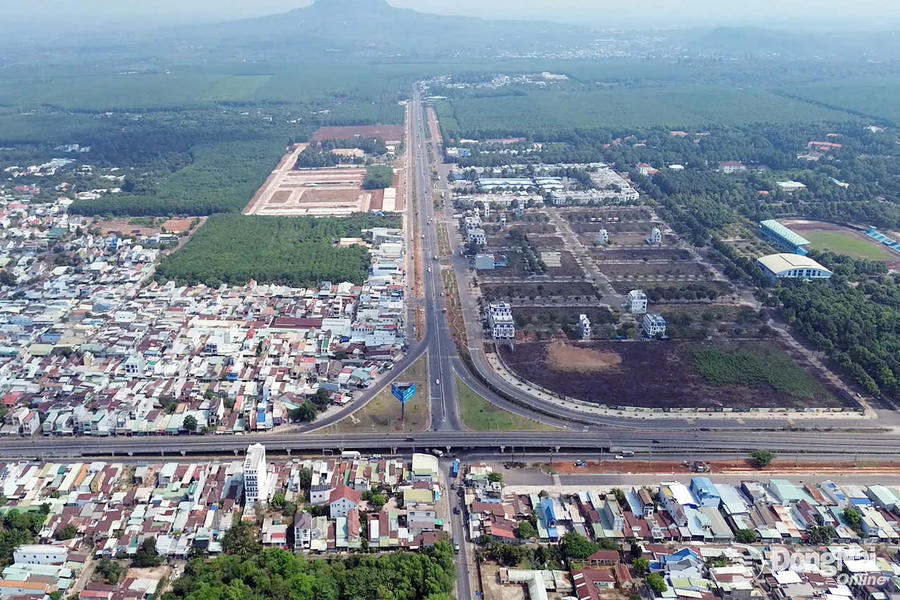 Phường Dầu Giây có vị trí chiến lược để phát triển kinh tế - xã hội, nằm ở cửa ngõ phía Đông thành phố Đồng Nai, gần Khu đô thị sân bay Long Thành.