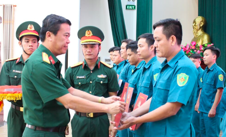 Bộ Chỉ huy Quân sự tỉnh Đồng Tháp trao quyết định gọi sĩ quan dự bị vào phục vụ tại ngũ tại Ban Chỉ huy phòng thủ khu vực 3 - phường Cao Lãnh hồi tháng 2. Ảnh: Báo Đồng Tháp
