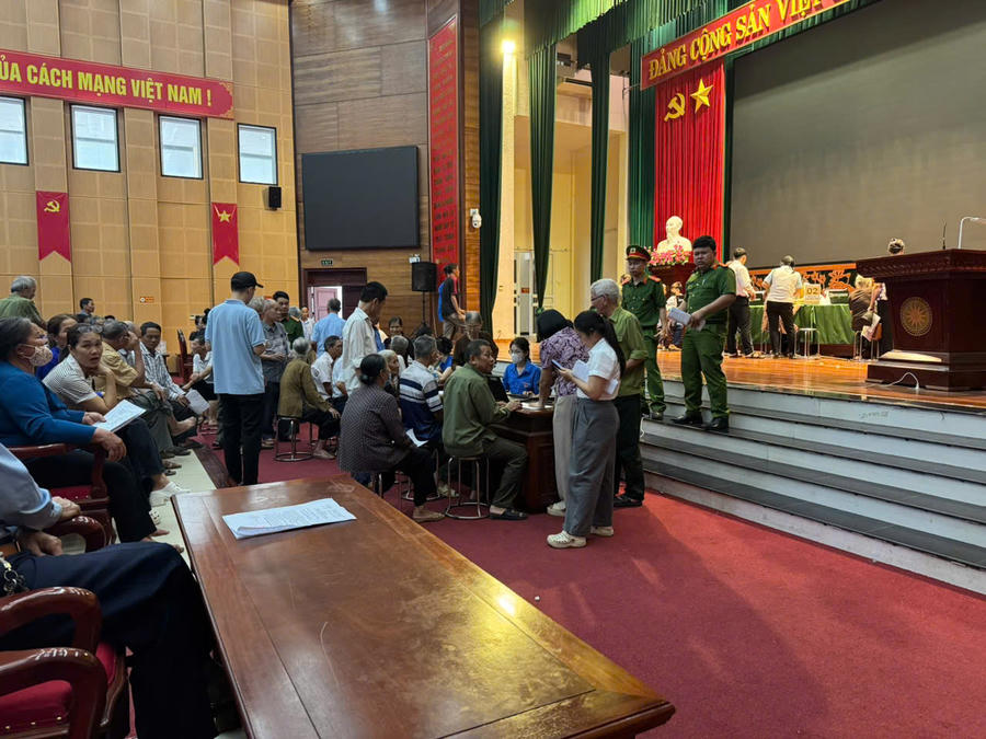 Hình ảnh bên trong hội trường nơi thu nhận sinh phẩm ADN từ thân nhân gia đình liệt sĩ.
