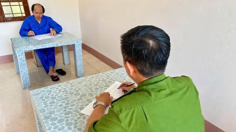 Lấy lời khai đối tượng - Ảnh Công an Đắk Lắk.