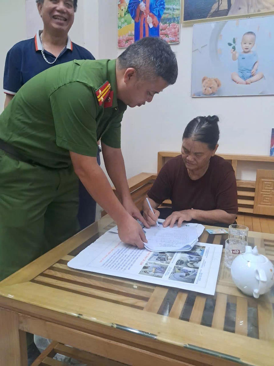 Công an xã Tân Dĩnh đến nhà thân nhân liệt sĩ hướng dẫn các thủ tục tiếp nhận mẫu sinh phẩm ADN.
