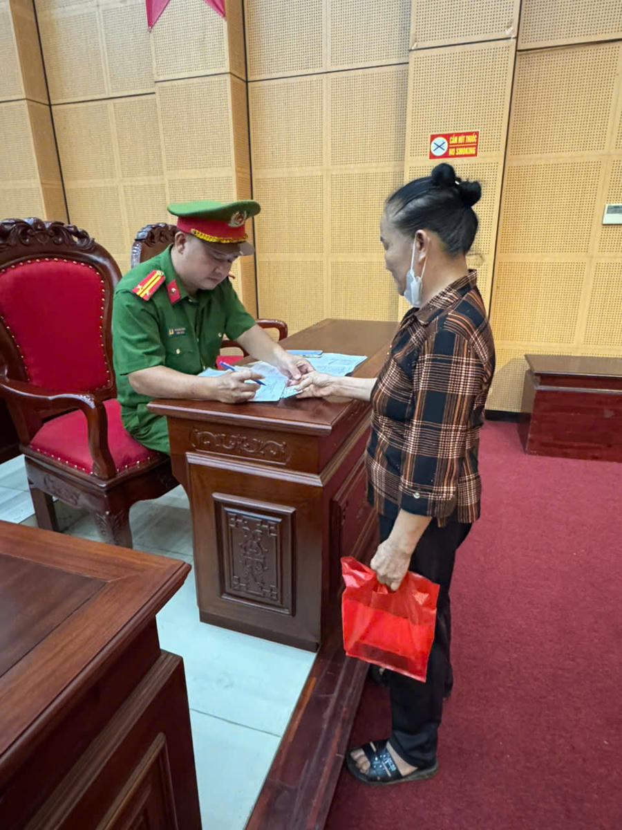 Công an xã Tân Dĩnh hướng dẫn người dân làm các thủ tục nhận mẫu ADN.