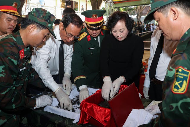Phó Thủ tướng Chính phủ Phạm Thị Thanh Trà cùng các đại biểu thực hiện nghi thức quy tập hài cốt liệt sĩ. (Ảnh: VGP/Nhật Bắc)