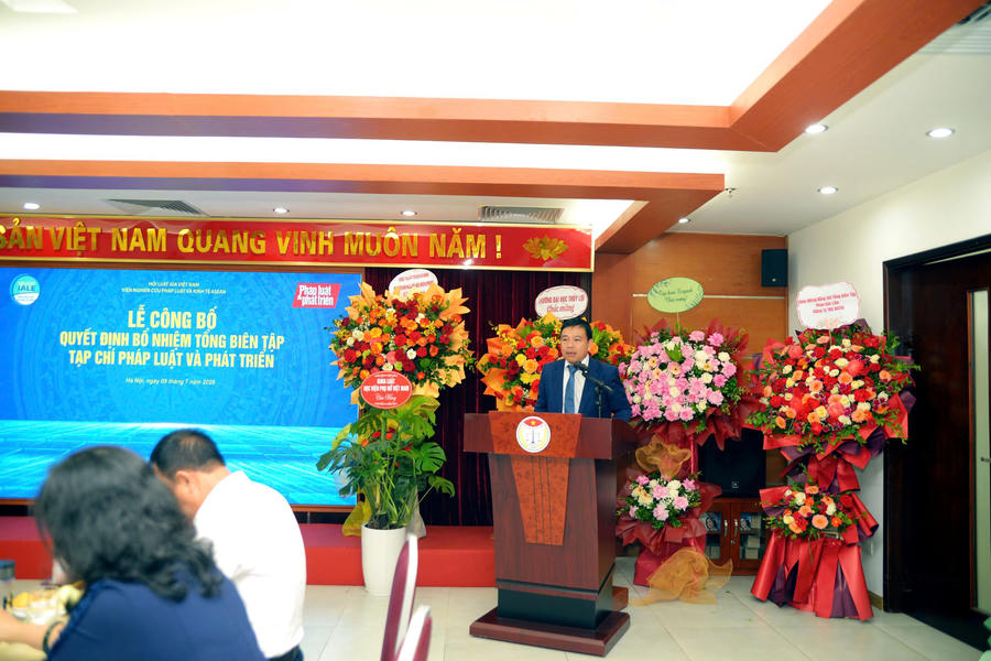 Tân Tổng biên tập Phan Văn Lâm phát biểu nhận nhiệm vụ.