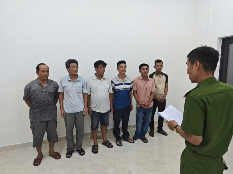 Công an tạm giữ hình sự với những người liên quan. Ảnh: Công an cung cấp