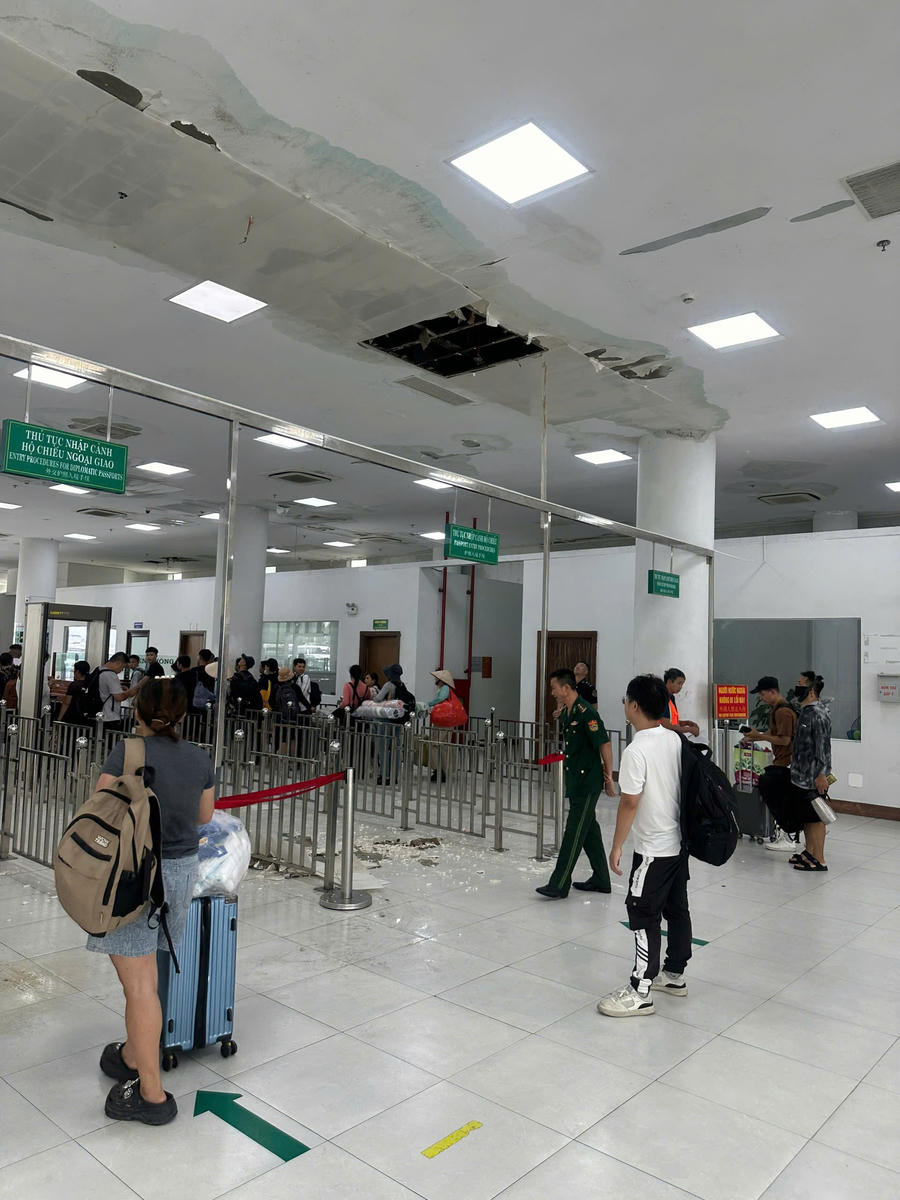 Trần nhà bong tróc, sụt nhiều mảng to.