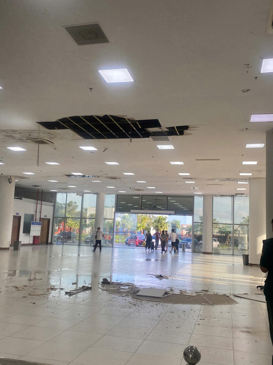 Trần nhà bong tróc, sụt nhiều mảng to.