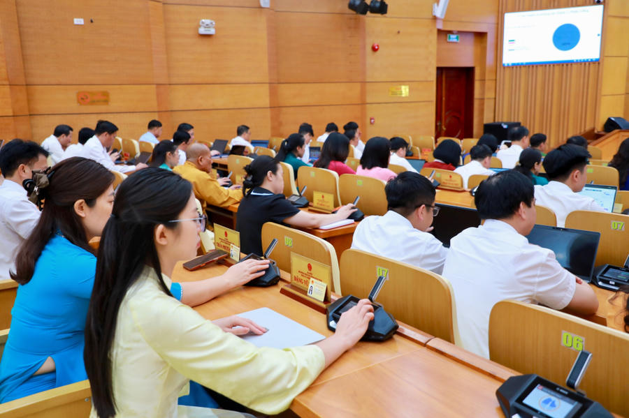 Các đại biểu HĐND tỉnh Quảng Ninh biểu quyết thông qua các nghị quyết tại Kỳ họp thứ 6, khóa XV.