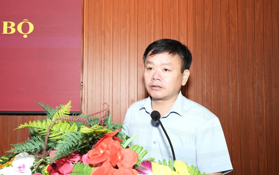 Ông Nguyễn Huy Sắc, Bí thư Đảng ủy xã Sơn Vĩ phát biểu giao nhiệm vụ tại Hội nghị công bố quyết định về công tác tổ chức bộ máy, cán bộ và thành lập Trường Phổ thông Nội trú liên cấp Tiểu học và THCS Sơn Vĩ.