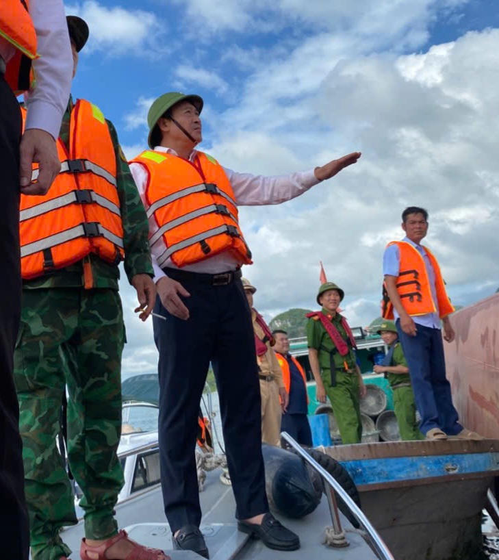 Lực lượng chức năng tiếp cận hiện trường vụ lật tàu tại khu vực biển Bản Sen, đặc khu Vân Đồn để triển khai công tác cứu nạn, cứu hộ. Lực lượng chức năng tiếp cận hiện trường vụ lật tàu tại khu vực biển Bản Sen, đặc khu Vân Đồn để triển khai công tác cứu nạn, cứu hộ.