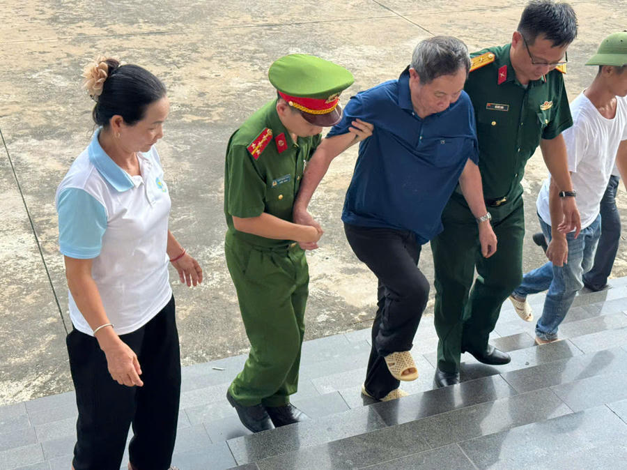 Lực lượng công an cùng các đoàn thể, hướng dẫn thân nhân gia đình liệt sĩ đến làm thủ tục.
