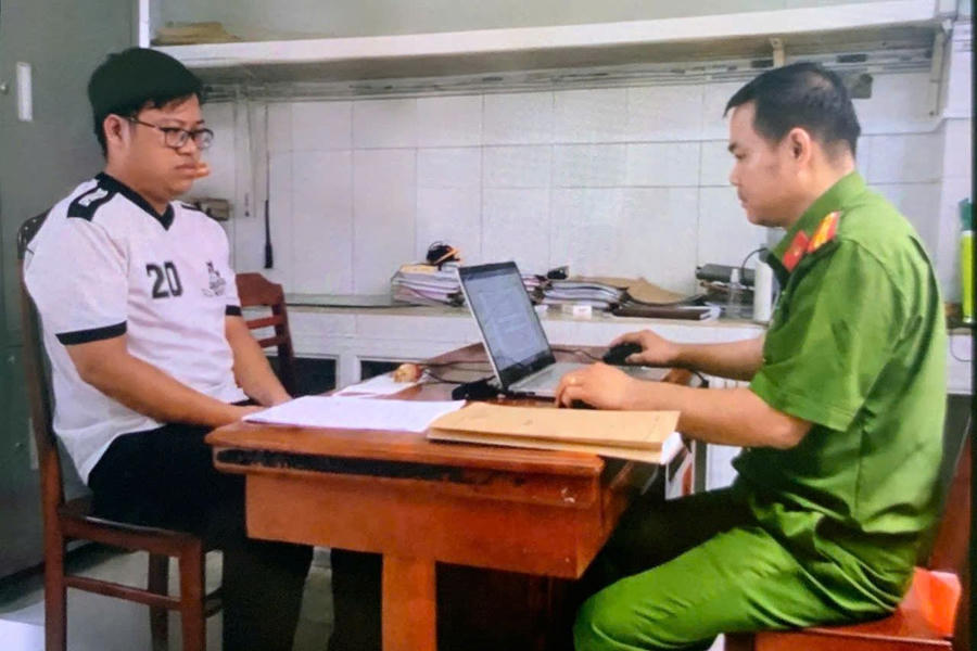 Điều tra viên làm việc với đối tượng Đặng Quang Vinh. Ảnh: Trang thông tin điện tử Công an TP Cần Thơ