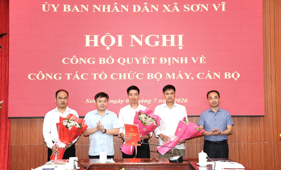 Lãnh đạo Đảng ủy, UBND xã Sơn Vĩ trao quyết định, tặng hoa chúc mừng các cán bộ được bổ nhiệm, điều động.