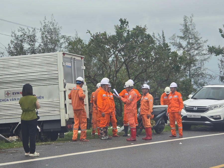 Công nhân ngành điện kiểm tra hiện trường, triển khai phương án xử lý sự cố sau bão số 1.
