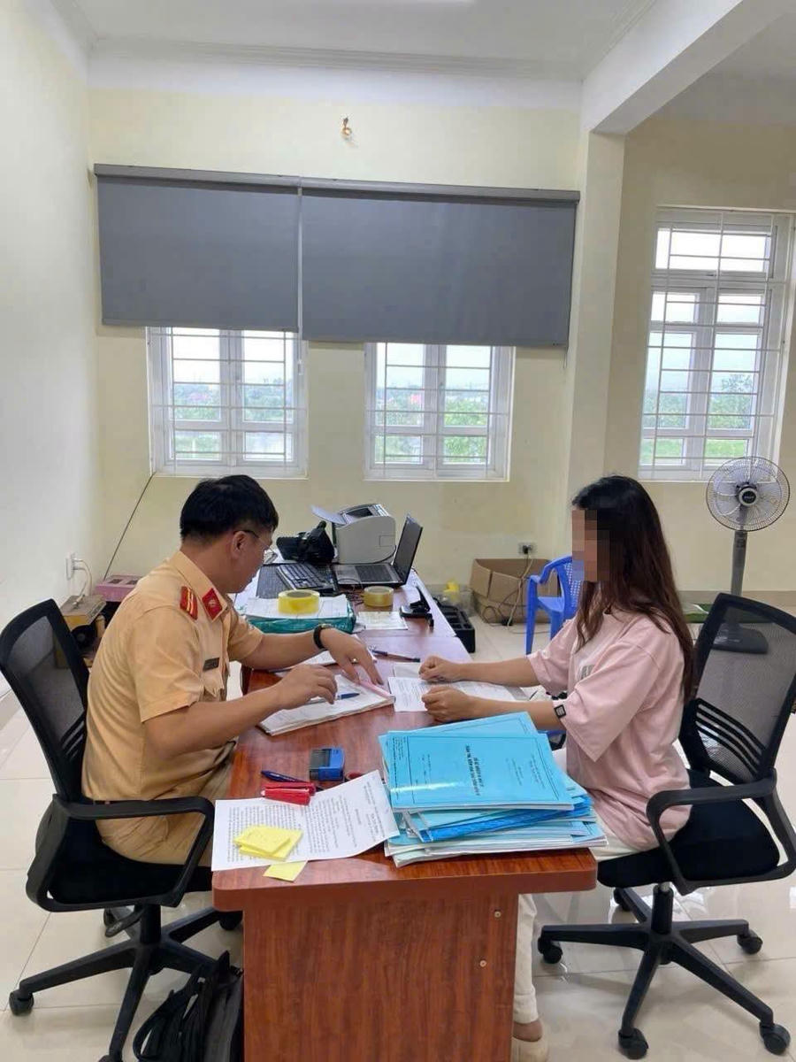 Cục CSGT xử phạt người vi phạm.