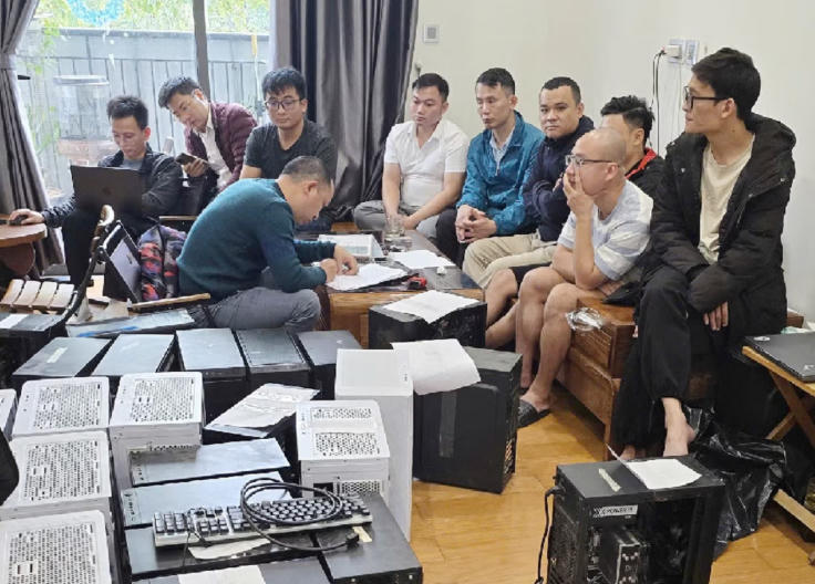 Cơ quan chức năng làm việc với các đối tượng liên quan. Ảnh: CACC