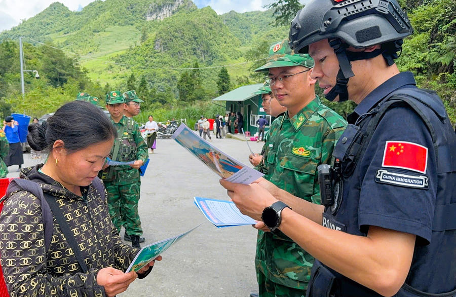 Hai bên tuyên truyền, phổ biến giáo dục pháp luật cho cư dân khu vực biên giới. (Ảnh: Hoàng Chính).