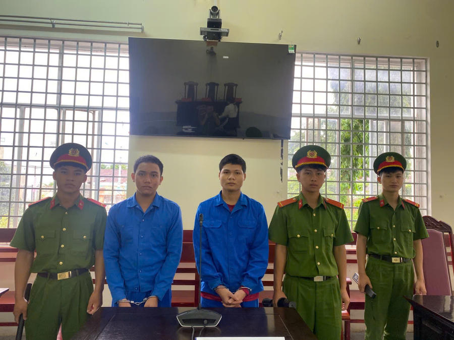 Hai bị cáo tại phiên tòa - Ảnh Công an Quảng Ngãi.