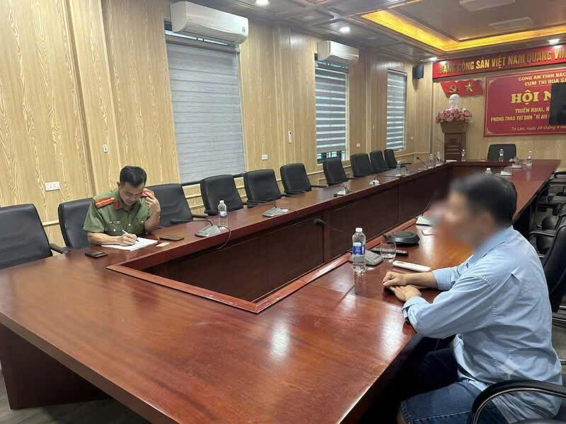 Công an phường làm việc với ông C.B.D về việc ông đã tham gia tương tác, bình luận trong bài viết trên trang mạng Facebook "Thoibao . de" thuộc hệ thống Thời báo do Lê Trung Khoa tạo lập. Ảnh: CA Bắc Ninh.