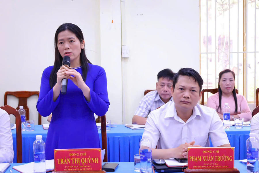 Đại biểu phát biểu ý kiến.