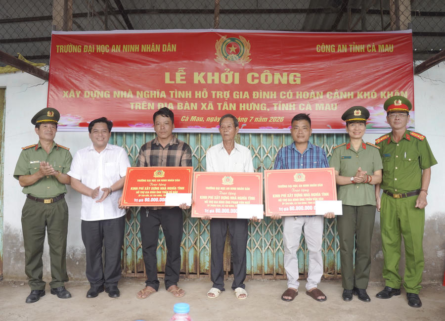Đại diện Công an tỉnh Cà Mau, Trường Đại học An ninh nhân dân và lãnh đạo xã Tân Hưng trao bảng tượng trưng kinh phí hỗ trợ xây dựng 3 căn nhà tình nghĩa cho các hộ gia đình có hoàn cảnh khó khăn.