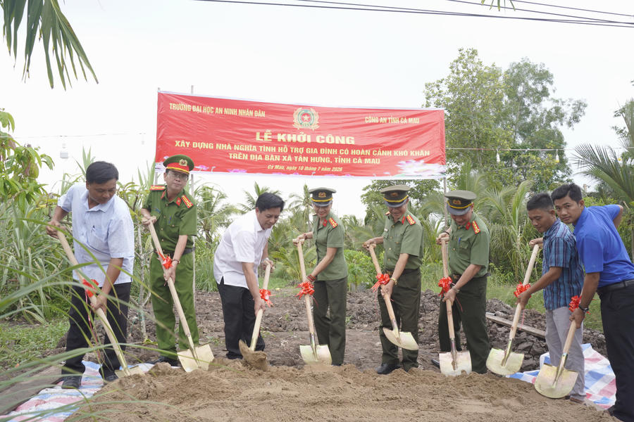 Các đại biểu thực hiện nghi thức khởi công xây dựng nhà tình nghĩa.