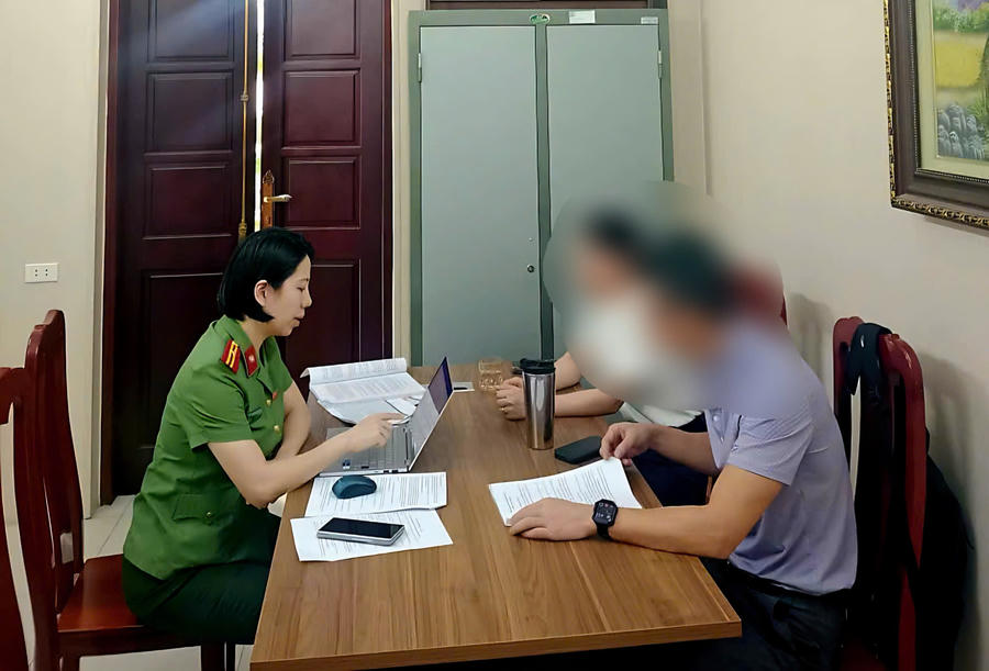 Lực lượng chức năng làm việc với đại diện Công ty cổ phần đào tạo AMES chi nhánh Hà Nội.