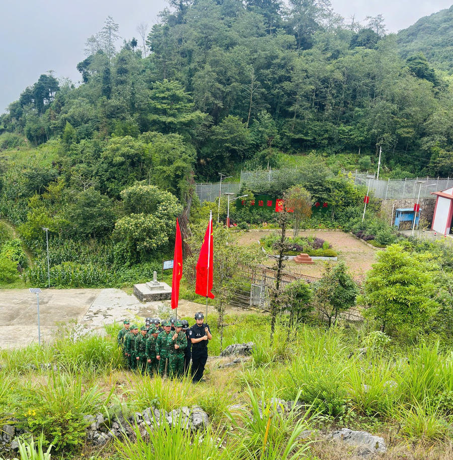 Đồn Biên phòng Tùng Vài (Việt Nam) phối hợp Đồn Công an biên giới Từ Trúc Bạ và Công an biên giới Hạ Kim Xưởng (Trung Quốc) tuần tra liên hợp từ mốc biên giới 291/2 đến 292. (Ảnh: Hoàng Chính).