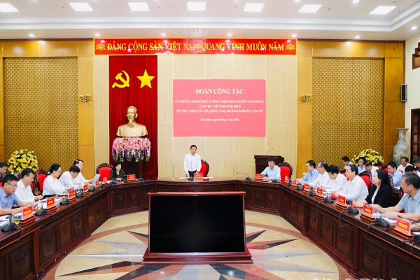 Quang cảnh buổi làm việc.