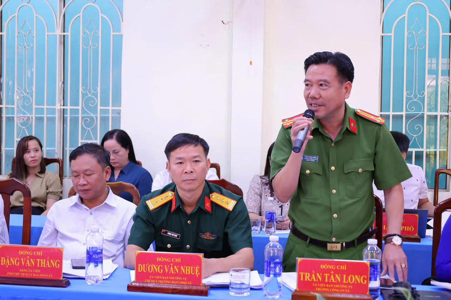 Đại biểu phát biểu ý kiến.