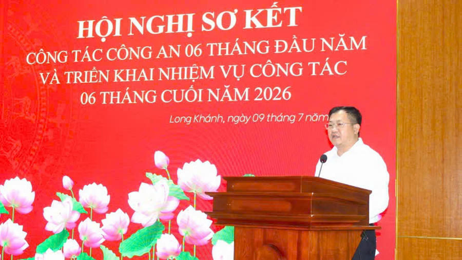 Ông Tăng Quốc Lập, Phó Bí thư Đảng ủy, Chủ tịch UBND phường Long Khánh phát biểu chỉ đạo tại hội nghị.
