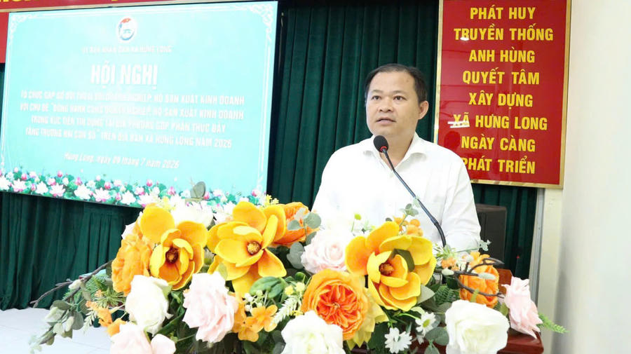 Ông Huỳnh Văn Phạm Hồng, Phó Bí thư Đảng ủy, Chủ tịch UBND xã Hưng Long phát biểu tại hội nghị.