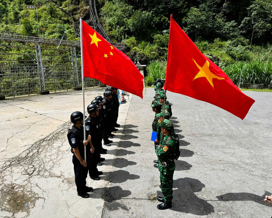 Đồn Biên phòng Phó Bảng (Việt Nam) và Đồn Công an biên giới Đông Cán (Trung Quốc) thực hiện nghi thức ngoại tại buổi tuần tra liên hợp thực thi pháp luật trên tuyến biên giới. (Ảnh: Đơn vị cung cấp).