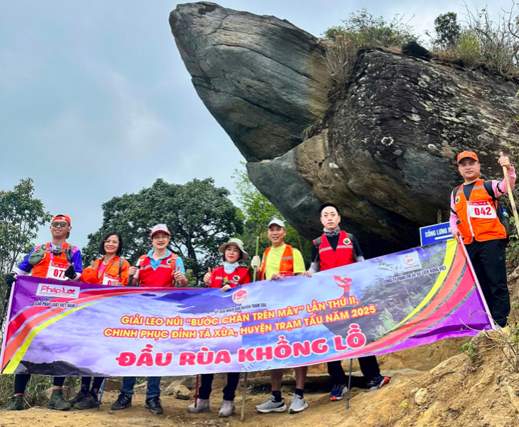 “Bước chân trên mây” mùa II chinh phục đỉnh Tà Xùa, tháng 4/2025.
