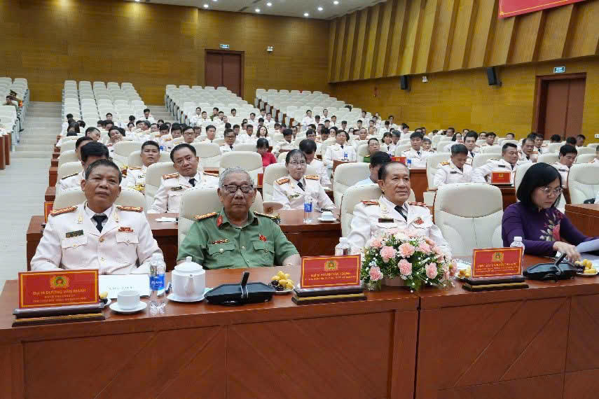 Các đại biểu tham dự chương trình.