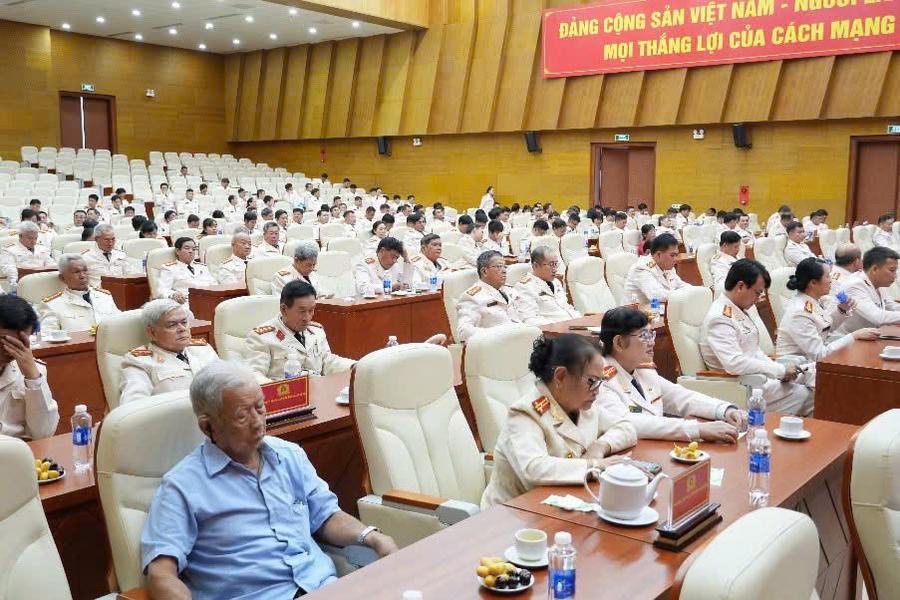Các đại biểu tham dự chương trình.
