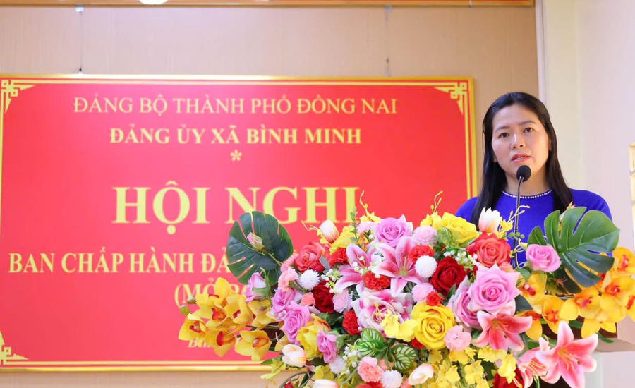 Đại biểu ban ngành trình bày báo cáo tại hội nghị.