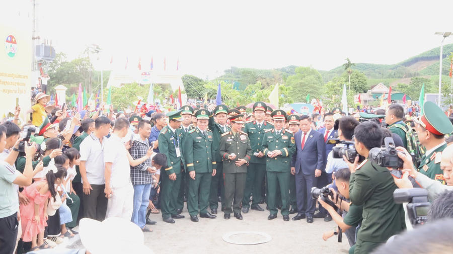 Thắm&nbsp;tình đoàn kết, hữu nghị và hợp tác bền chặt giữa Việt Nam và Lào.