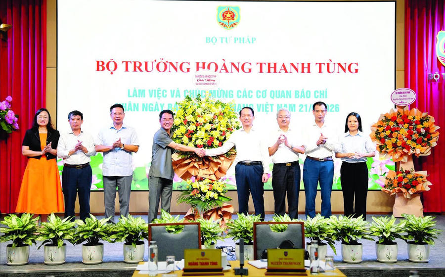 Bộ trưởng Bộ Tư pháp Hoàng Thanh Tùng tặng hoa chúc mừng các cơ quan báo chí thuộc Bộ nhân ngày Báo chí Cách mạng Việt Nam. TS Vũ Hoài Nam - Tổng Biên tập Báo Pháp luật Việt Nam thứ tư từ trái sang. (Ảnh: P.Mai) Bộ trưởng Bộ Tư pháp Hoàng Thanh Tùng tặng hoa chúc mừng các cơ quan báo chí thuộc Bộ nhân ngày Báo chí Cách mạng Việt Nam. TS Vũ Hoài Nam - Tổng Biên tập Báo Pháp luật Việt Nam thứ tư từ trái sang. (Ảnh: P.Mai)