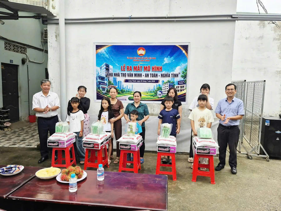 Ủy ban MTTQ Việt Nam phường Long Thành đã trao tặng 10 phần quà cho các công nhân, người thuê trọ có hoàn cảnh khó khăn.