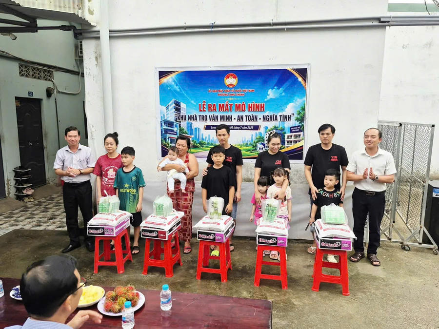Ủy ban MTTQ Việt Nam phường Long Thành đã trao tặng 10 phần quà cho các công nhân, người thuê trọ có hoàn cảnh khó khăn.