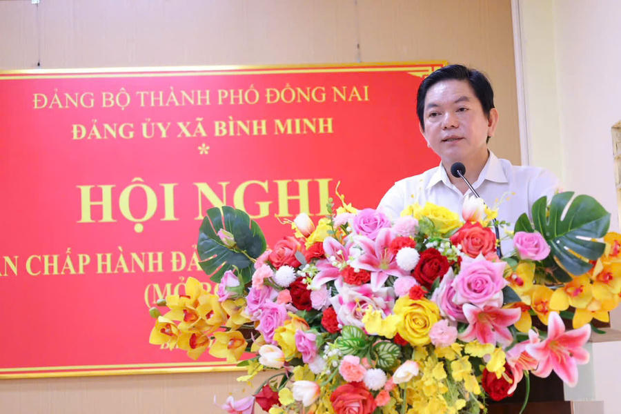Đại biểu ban ngành trình bày báo cáo tại hội nghị.